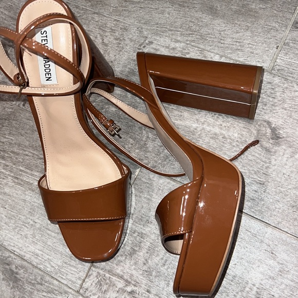 STEVE MADDEN Platform Sandals - Picture 3 of 5